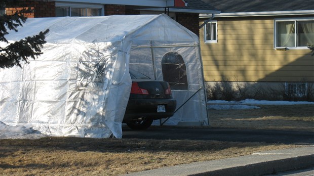 Installation d’un abri d’auto temporaire pour l’hiver