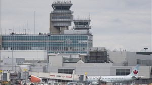 Des écologistes perturbent l'accès à l'Aéroport de Montréal